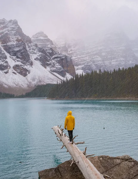 Lake Moraine Cold Snowy Day Autumn Canada Beautiful Turquoise Waters — Foto Stock