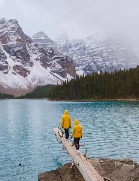 Lake Moraine Cold Snowy Day Autumn Canada Beautiful Turquoise Waters — Stock Fotó
