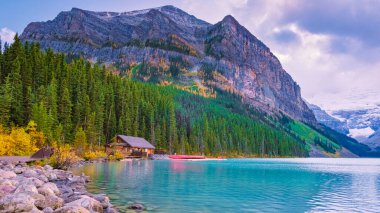 Louise Gölü Kanada Dağları Ulusal Parkı, Güzel sonbahar manzaralı ikonik Louise Gölü Alberta Kanada 'nın Rocky Dağları' ndaki Banff Ulusal Parkı.