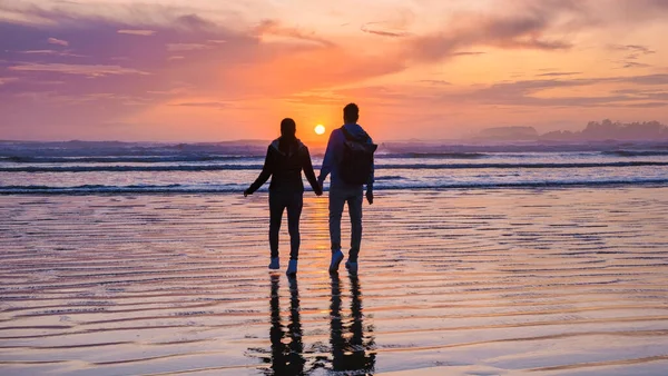Couple Men Women Mid Age Watching Sunset Beach Tofino Vancouver — Foto Stock