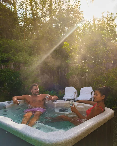 Couple Hot Tub Bath Rain Forest Vancouver Island Men Women — Zdjęcie stockowe