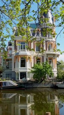 Amsterdam Hollanda, Amsterdam Hollanda ve Hollanda kanallarını kışın Hollanda 'da gün batımında kapatır. Avrupa. 