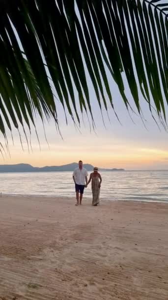 Men Women Walking Beach Pattaya Sunset Thailand Ban Amphur Beach — Vídeo de stock