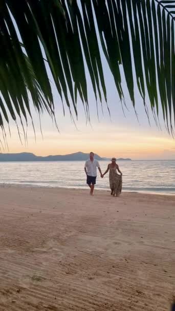 Men Women Walking Beach Pattaya Sunset Thailand Ban Amphur Beach — Stock Video