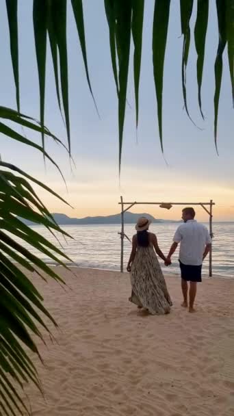 Men Women Walking Beach Pattaya Sunset Thailand Ban Amphur Beach — Stock Video