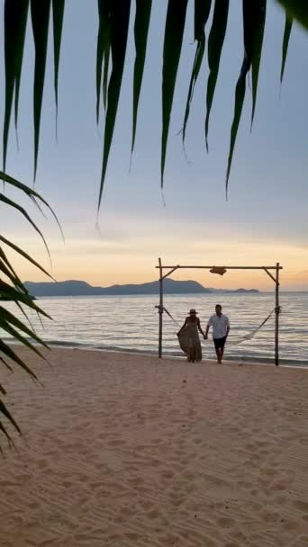 Men Women Walking Beach Pattaya Sunset Thailand Ban Amphur Beach — Stock video