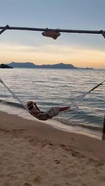 Жінки Гамаку Пляжі Патаї Під Час Заходу Сонця Таїланді Пляжі — стокове відео