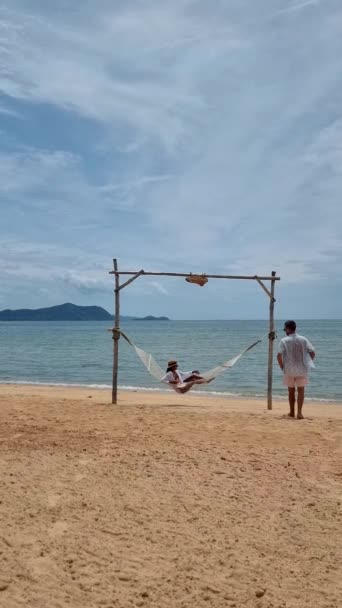 Men Women Relaxing Hammocks Pattaya Thailand Ban Amphur Beach Couple — ストック動画