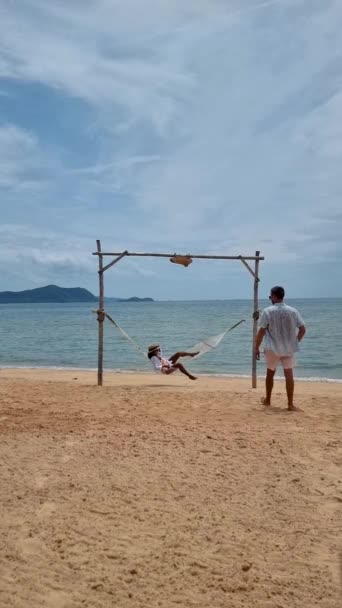 Άνδρες Και Γυναίκες Χαλαρώνουν Αιώρες Στην Παραλία Pattaya Ταϊλάνδη Ban — Αρχείο Βίντεο