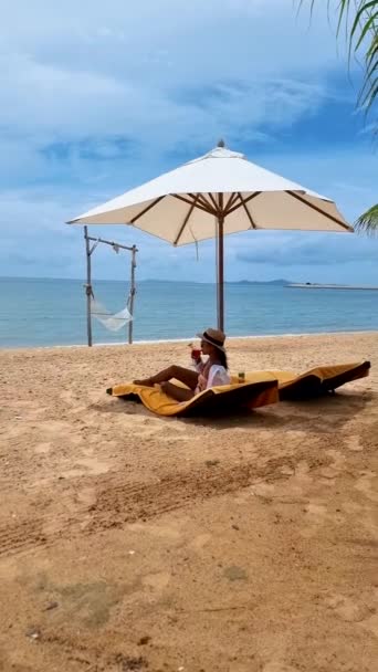 Women Beach Bed Beach Pattaya Thailand Ban Amphur Beach Women — ストック動画