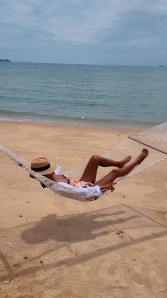 Жінки Відпочивають Гамаку Пляжі Паттаї Таїланд Пляжі Бан Амфур Жінки — стокове відео