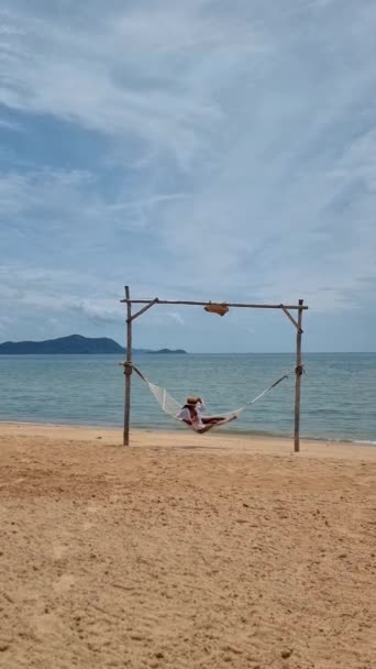 Women Relaxing Hammock Beach Pattaya Thailand Ban Amphur Beach Women — Video