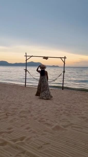 Women Relaxing Hammock Beach Pattaya Thailand Ban Amphur Beach Women — Video