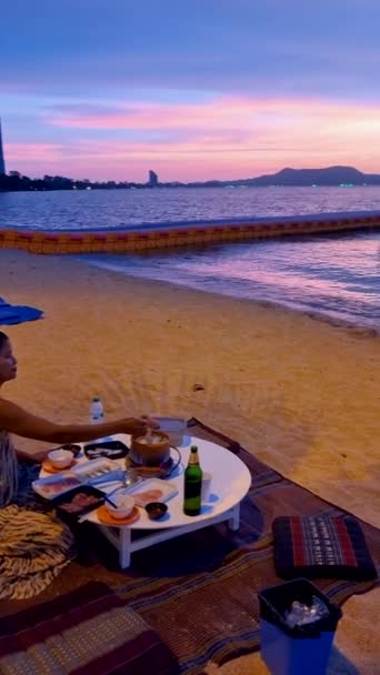 Women Bbq Cooking Noodle Soup Sunset Thailand Ban Amphur Beach — Stockvideo