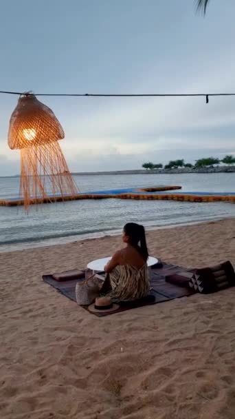 Жінки Брок Готують Суп Локшини Під Час Заходу Сонця Таїланді — стокове відео