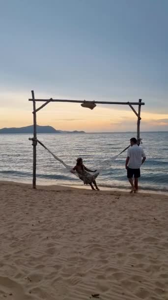 Men Women Walk Pattaya Beach Sunset Thailand Ban Amphur Beach — ストック動画