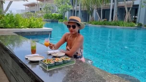 Asian Women Drinking Cocktails Bar Tropical Pool Vacation Asian Women — Wideo stockowe