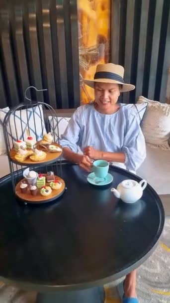 Asian Women Hat Drinking Thee Afternoon Tea Snacks Luxury Hotel — Vídeos de Stock