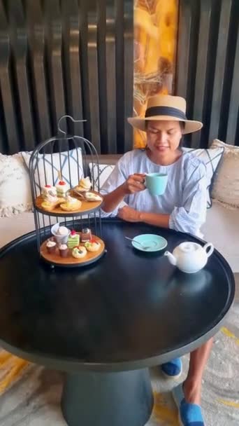 Asian Women Hat Drinking Thee Afternoon Tea Snacks Luxury Hotel — Vídeos de Stock