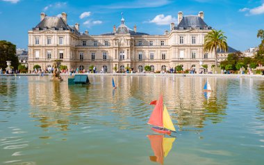  Le Jardin Luxembourg park in Paris during summer, people relax in the park. Jardin du Luxembourg - Jardines de Luxemburgo - Gardens of Luxembourg