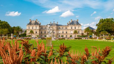  Le Jardin Luxembourg park in Paris during summer, people relax in the park. Jardin du Luxembourg - Jardines de Luxemburgo - Gardens of Luxembourg