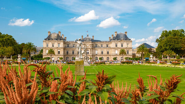  Парк Ле Жарден в Париже летом, люди отдыхают в парке. Jardin du Luxembourg - Jardines de Luxemburgo - Люксембургские сады