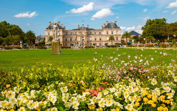  Парк Ле Жарден в Париже летом, люди отдыхают в парке. Jardin du Luxembourg - Jardines de Luxemburgo - Люксембургские сады