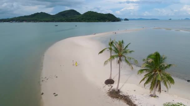 Couple Men Women Walking Beach Island Koh Yao Yai Thailand — Stockvideo