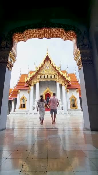 Wat Benchamabophit Temple Bangkok Thailand Marble Temple Bangkok Thailand Couple — Stockvideo
