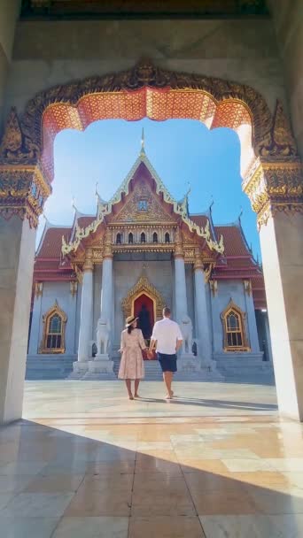 Wat Benchamabophit Temple Bangkok Thailand Marble Temple Bangkok Thailand Couple — Stok video