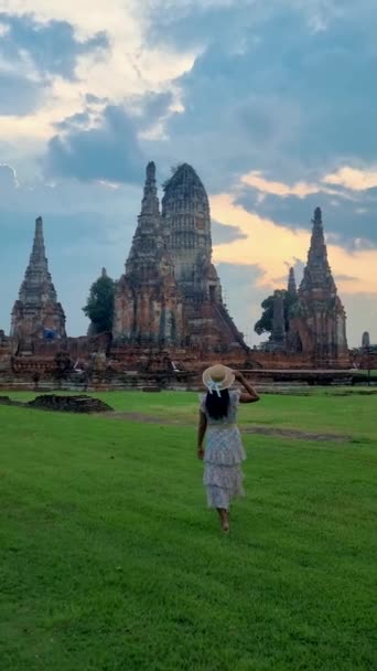 Women Hat Tourist Visit Ayutthaya Thailand Wat Chaiwatthanaram Sunset Ayutthaya — Vídeos de Stock