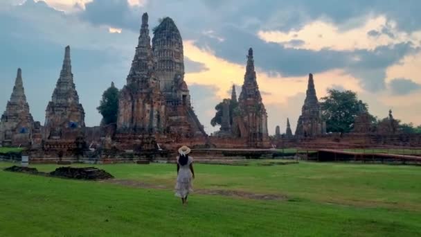 Women Hat Tourist Visit Ayutthaya Thailand Wat Chaiwatthanaram Sunset Ayutthaya — Vídeos de Stock