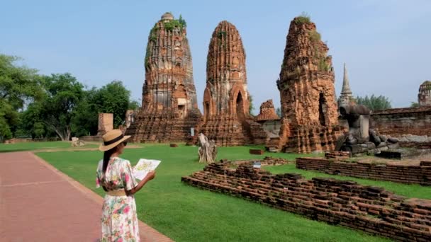 Ayutthaya Thailand Wat Mahathat Women Hat Tourist Map Visiting Ayyuthaya — Video Stock