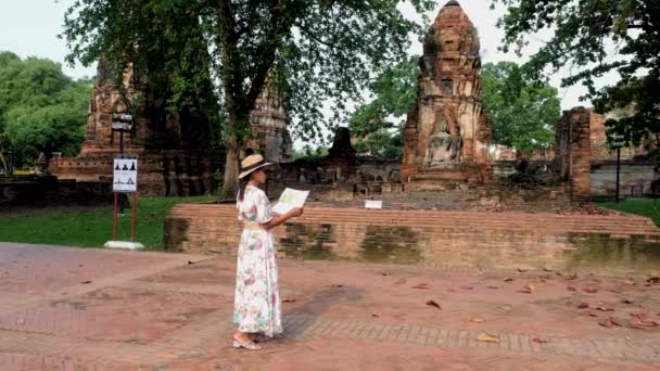 Ayutthaya Thailand Wat Mahathat Women Hat Tourist Map Visiting Ayyuthaya — 图库视频影像