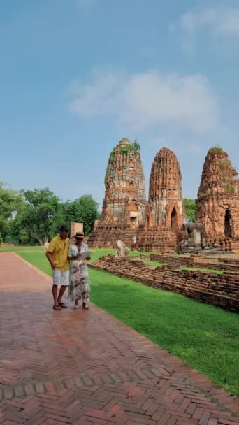 Ayutthaya Thailand Wat Mahathat Couple Men Women Hat Tourist Maps — Stok video