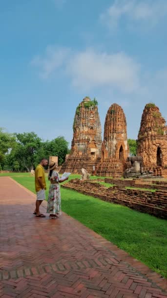 Ayutthaya Thailand Wat Mahathat Couple Men Women Hat Tourist Maps — Vídeos de Stock