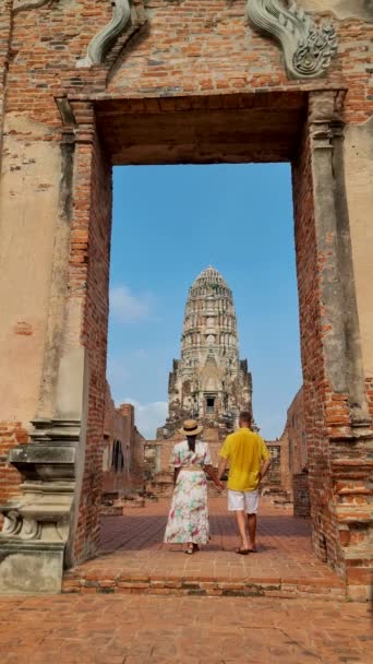 Ayutthaya Thailand Wat Ratchaburana Couple Men Women Hat Visiting Ayyuthaya — Video