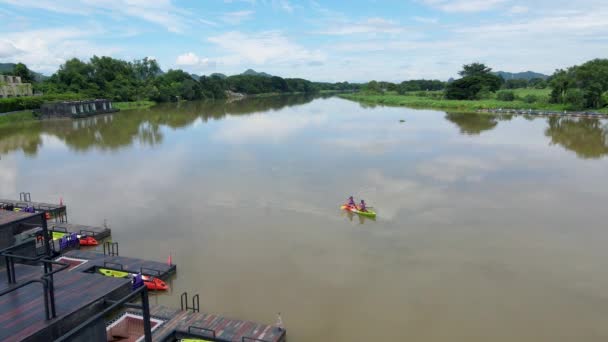 Couple Men Women Kayak River Kwai Thailand Men Women Peddling — Vídeo de stock