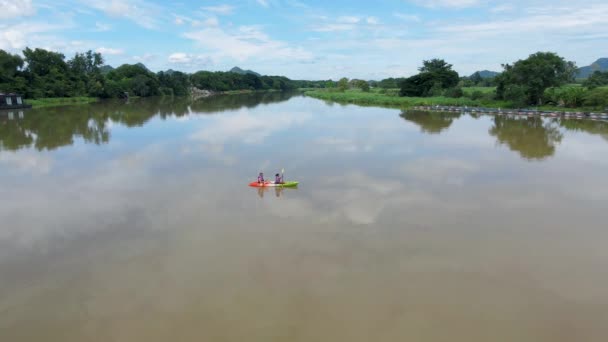 Couple Men Women Kayak River Kwai Thailand Men Women Peddling — стокове відео