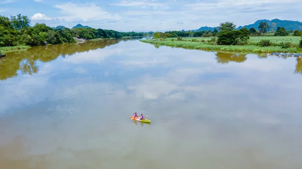 Couple Men Women Kayaking River Kwai Thailand Men Women Kayak — Stockfoto