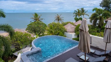 Huahin Tayland, Aleenta Huahin tatil köyü Tayland 'da lüks villaları ve havuzu olan lüks bir tatil köyü.