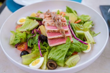 Avokado ve kuş yumurtalı ton balığı salatası.