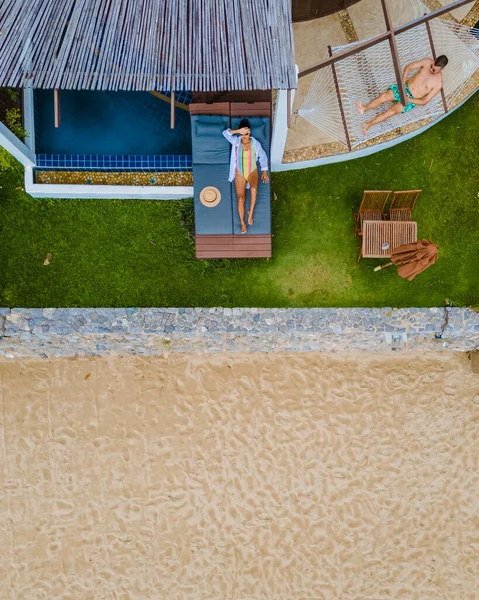 Paar Luxusvilla Genießt Pool Mit Blick Auf Meer Und Strand — Stockfoto