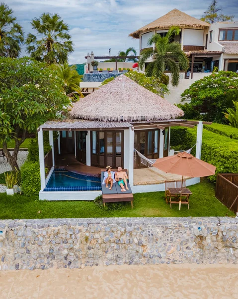 Pár Luxus Villa Élvezi Merülő Medence Néz Óceán Strand Egy — Stock Fotó