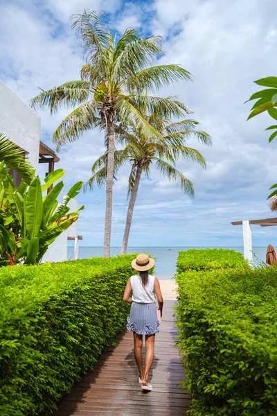 Women Luxury Villas Walk Look Out Ocean Beach Luxury Vacation — Stock Photo, Image