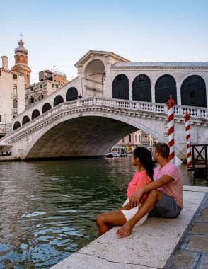 Venedik 'e şehir gezisine çıkan genç bir çift İtalya' yı ziyaret ediyor.