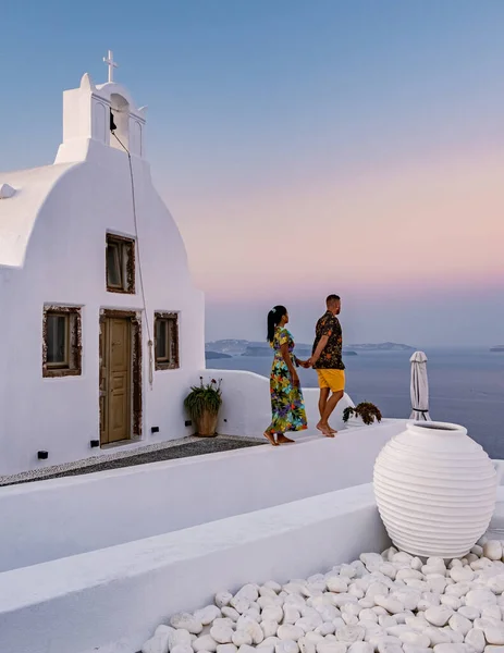 Vacaciones Santorini Grecia Dos Hombres Mujeres Visitan Oia Santorini Con — Foto de Stock