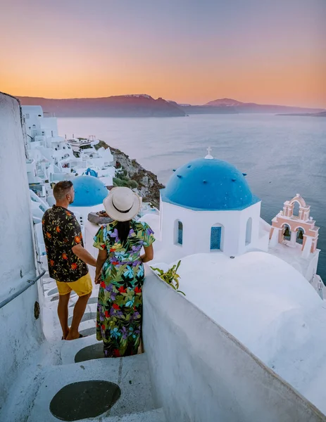 Santorini Yunanistan Tatilde Iki Erkek Kadın Beyaz Boyalı Binalarla Oia — Stok fotoğraf