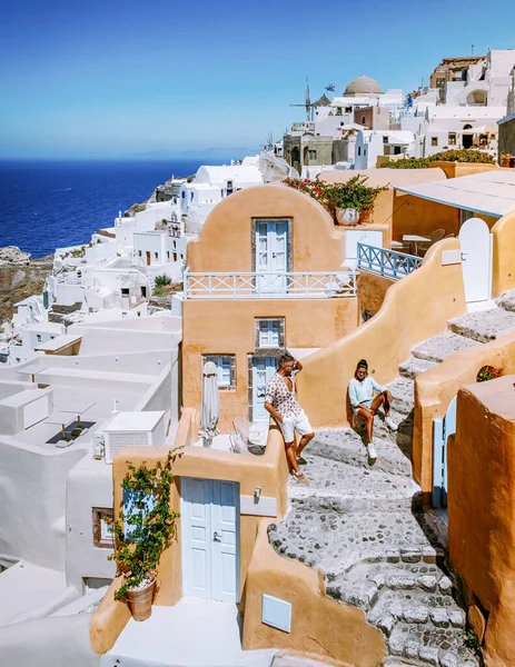 Відпустці Греції Два Чоловіки Жінки Відвідують Ойю Санторіні Побіленими Будинками — стокове фото