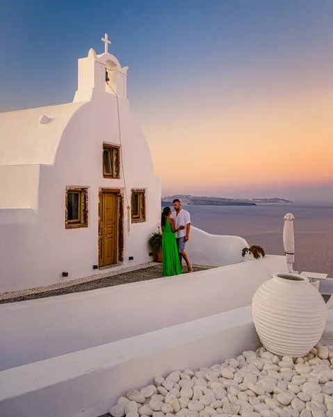Santorini Yunanistan Tatilde Iki Erkek Kadın Beyaz Boyalı Binalarla Oia — Stok fotoğraf